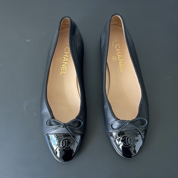 CHANEL Classic Ballet Pumps- Lambskin and Patent Toe - Picture 3 of 13